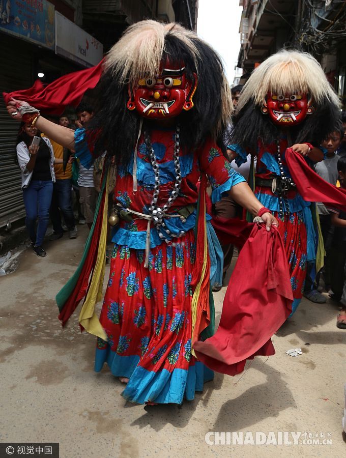 尼泊尔民众盛装游行庆祝“神牛节” 纪念亡故亲人