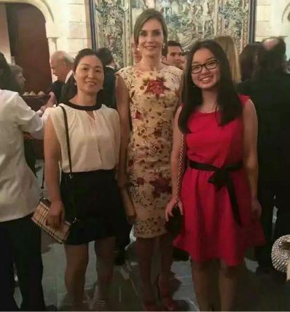 华人女孩喜获西班牙大区高考状元 受王室接见