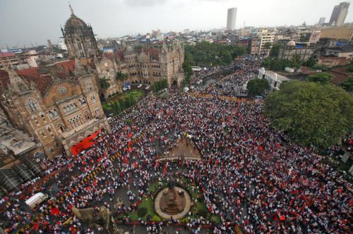 印度逾50万人抗议要求保障就业 瘫痪孟买交通