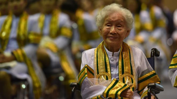 有梦就去追！泰国91岁奶奶拼搏10余年终获学士学位