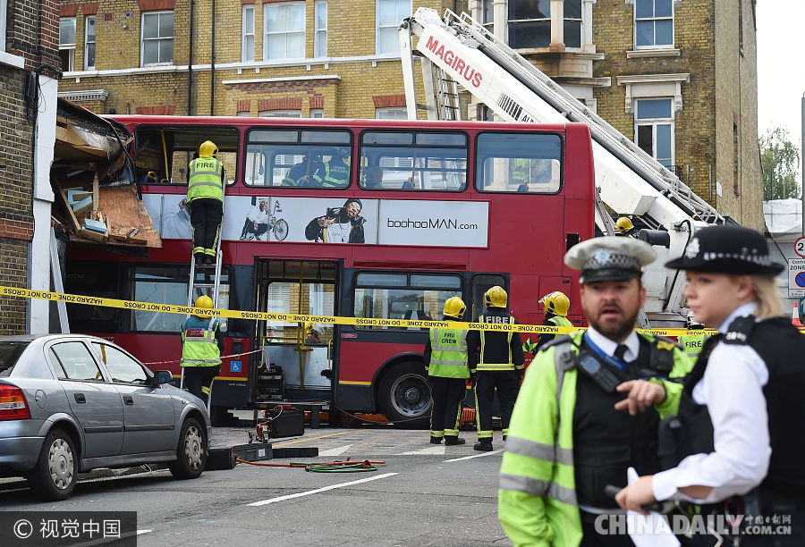 伦敦一辆双层巴士冲入路边商店 致6人受伤