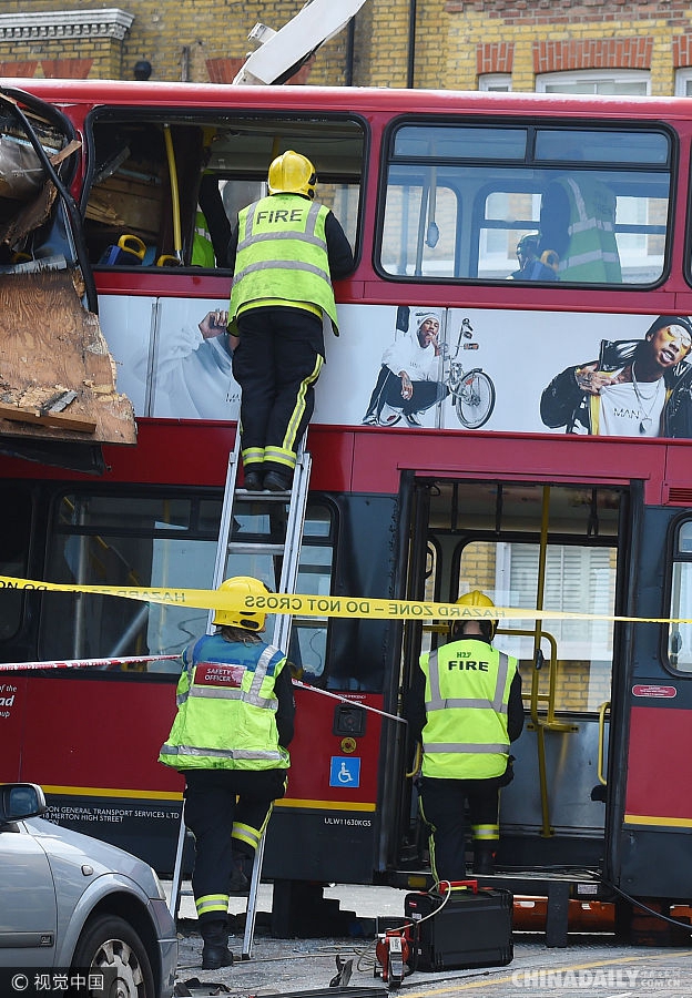 伦敦一辆双层巴士冲入路边商店 致6人受伤