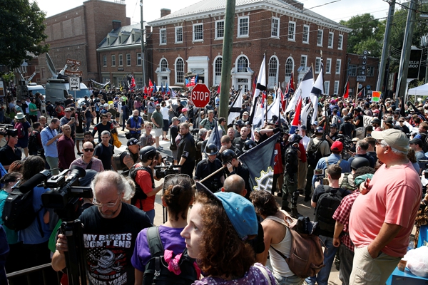美国多地爆发游行示威 弗州州长怒斥“右翼分子不是美国人”