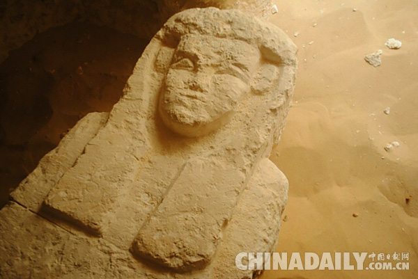 埃及发现2000年古墓 石棺表面现巨大人脸