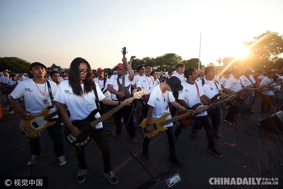 1015名音乐家齐聚印尼泗水 集体演奏歌曲欲破记录