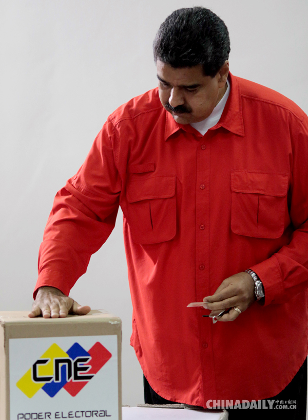 委内瑞拉总统马杜罗突访古巴 前往公墓凭吊菲尔德·卡斯特罗