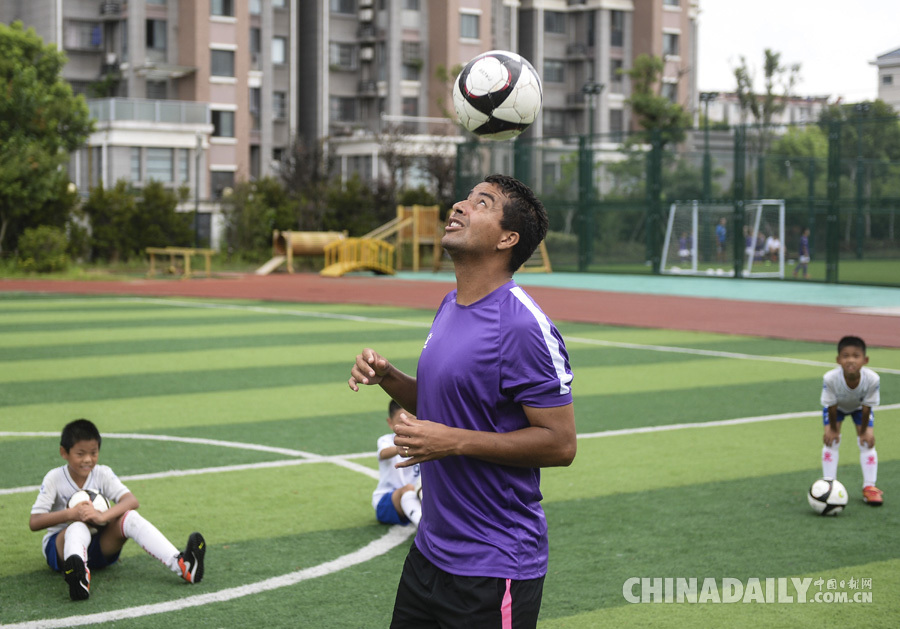 组图：中国足球小子有了巴西教练