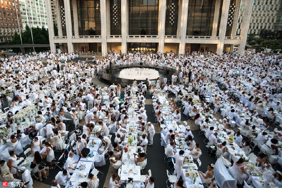 美国纽约举办“白色晚宴” 数千人着白衣共赴浪漫约会