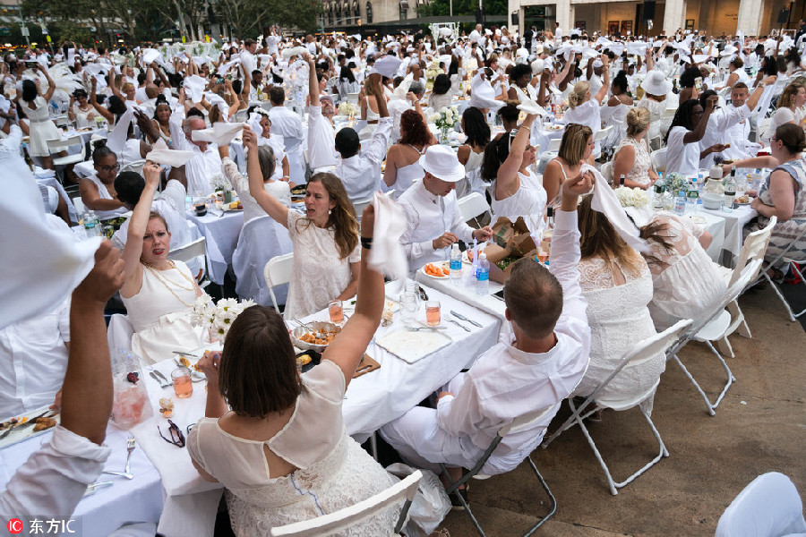 美国纽约举办“白色晚宴” 数千人着白衣共赴浪漫约会