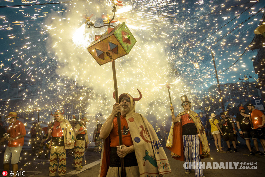 西班牙小镇举办夏日传统狂欢节 满城烟火如梦如幻