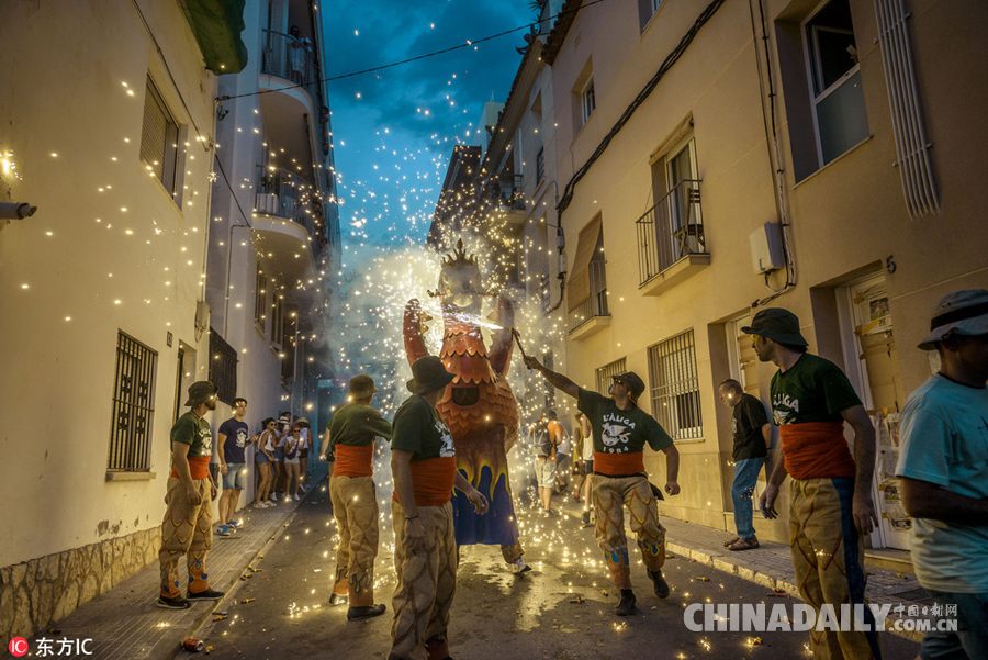 西班牙小镇举办夏日传统狂欢节 满城烟火如梦如幻