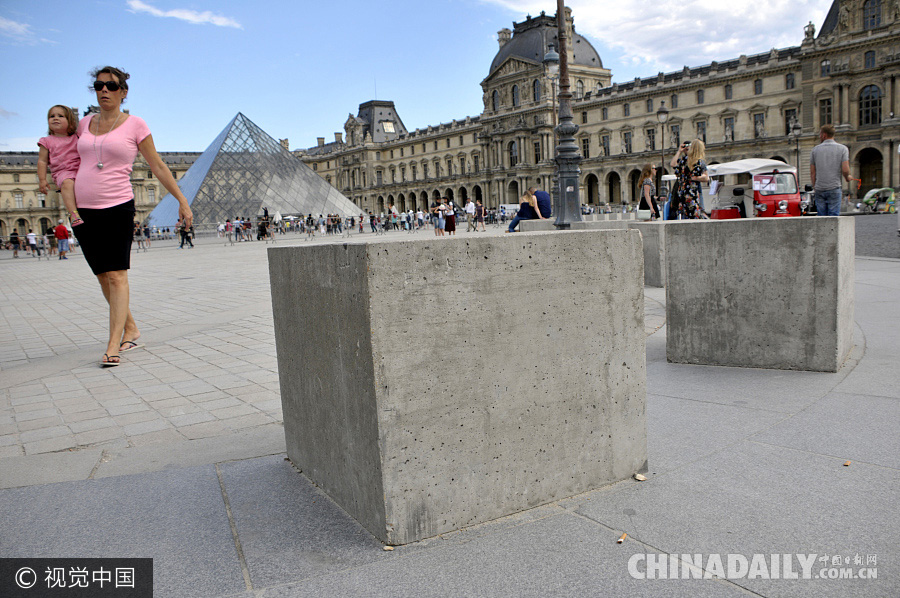 法国为防驾车式恐袭 卢浮宫周边设置水泥墩路障