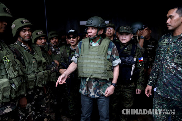 勇猛！菲律宾总统杜特尔特举枪向恐怖分子开火