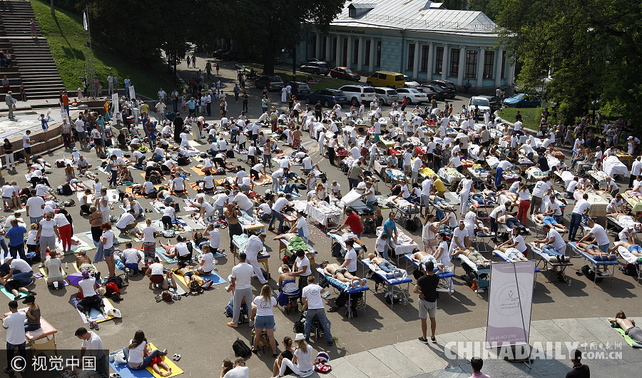 乌克兰300名按摩师同时服务欲破世界纪录