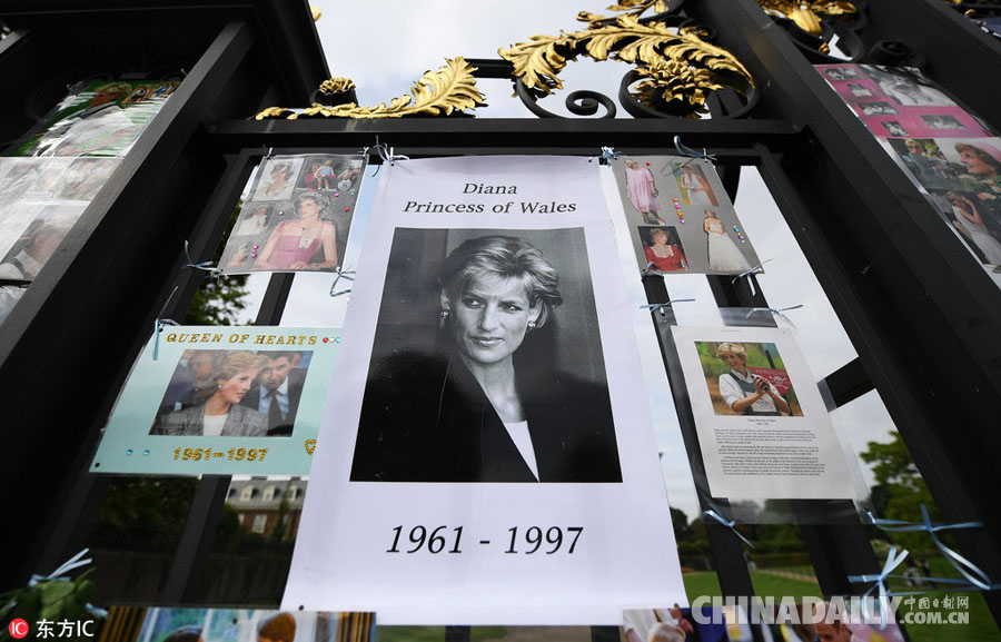 戴安娜王妃逝世20周年 英国民众肯辛顿宫外献花悼念