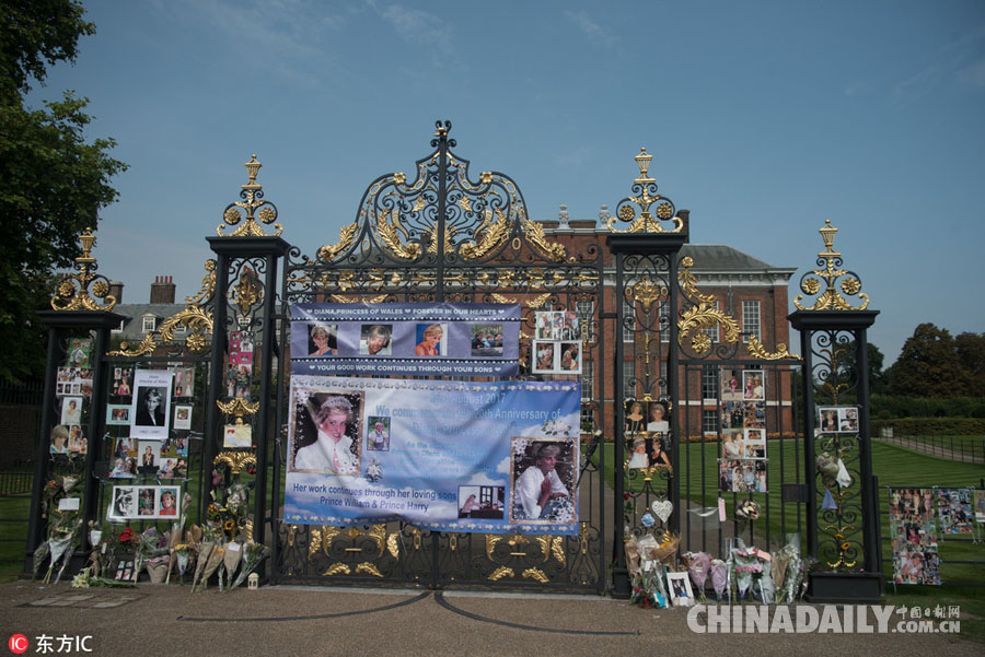 戴安娜王妃逝世20周年 英国民众肯辛顿宫外献花悼念