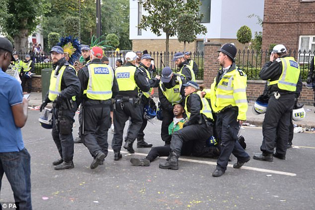 伦敦一线警察成诺丁山狂欢节受害者 大呼“受够了”
