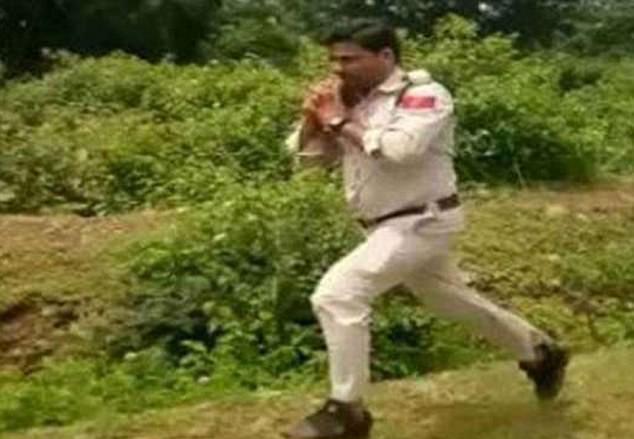 为保护学生不顾个人安危 印度警察捡起炸弹跑出1公里