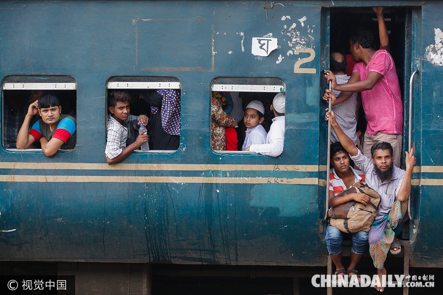 孟加拉民众返乡过宰牲节 火车顶“加座”