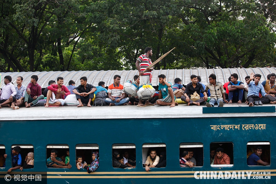 孟加拉民众返乡过宰牲节 火车顶“加座”
