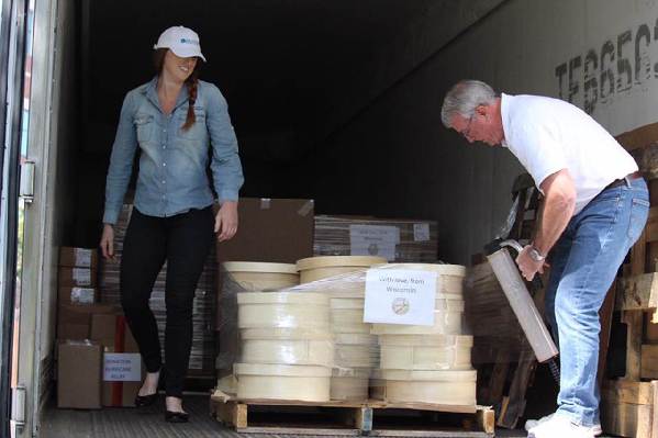 人间自有温情！美威斯康星州奶酪制造商向飓风灾区捐赠超1.7万磅奶酪