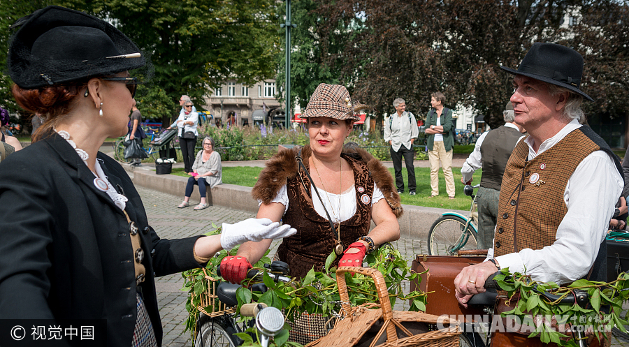 瑞典举行复古骑行活动 向绅士淑女时代致敬