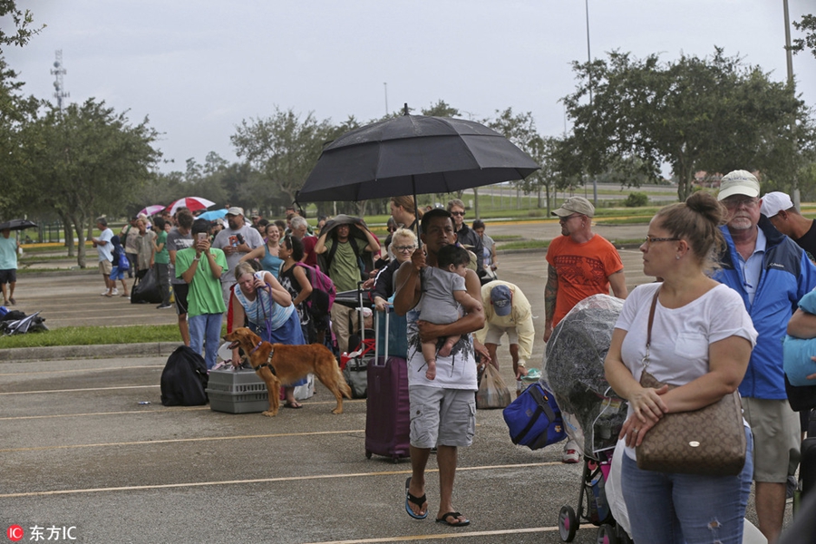 飓风“艾尔玛”逼近美国佛州 民众纷纷前往避难所