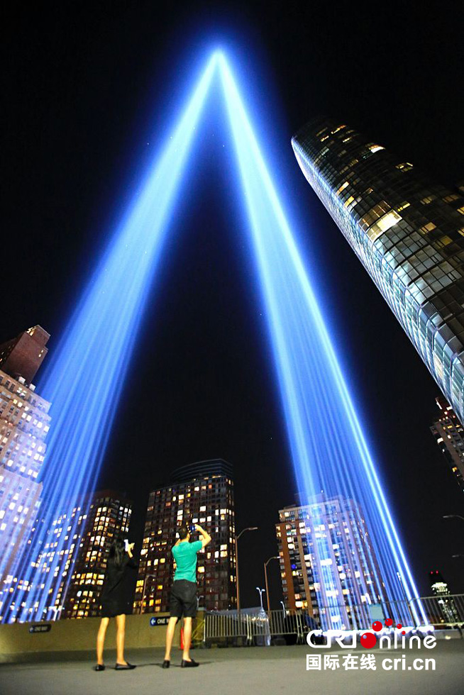 美国纽约点亮光柱纪念“9·11”恐袭16周年