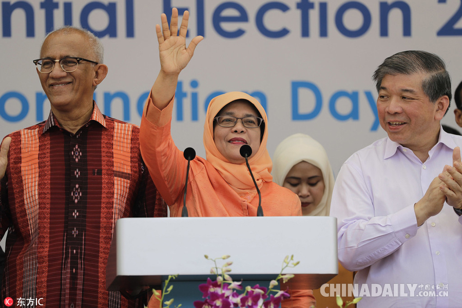 新加坡当选女总统现身人气爆棚 获民众簇拥感动落泪