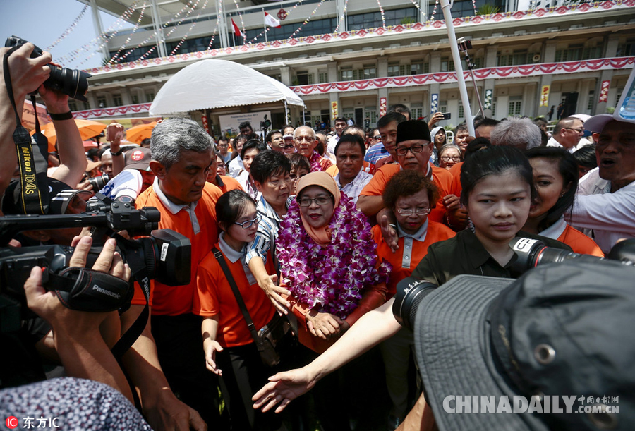 新加坡当选女总统现身人气爆棚 获民众簇拥感动落泪
