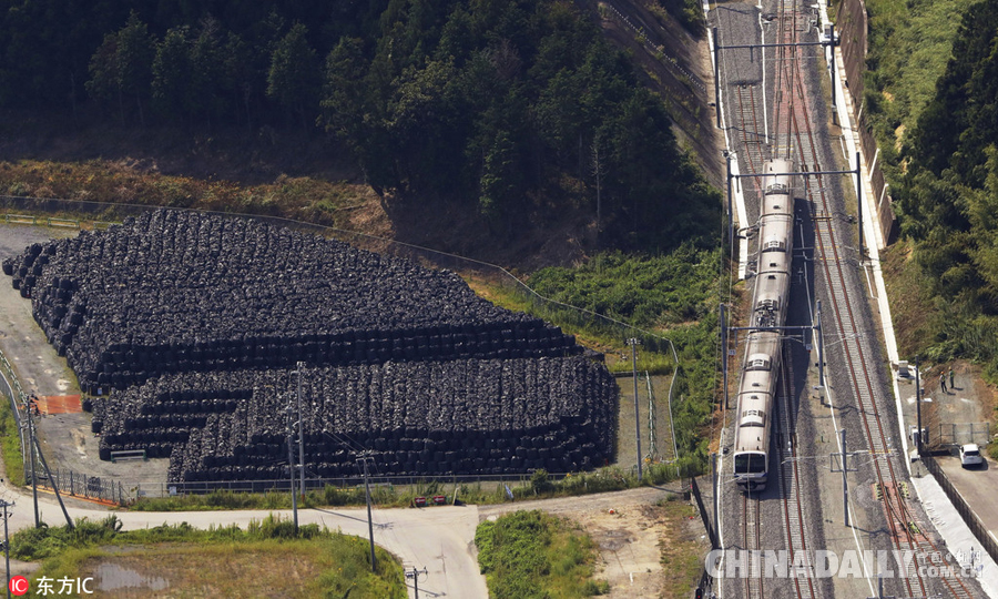 日本福岛铁轨旁堆满放射性土壤