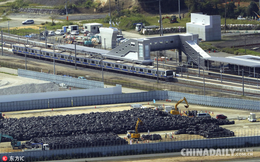 日本福岛铁轨旁堆满放射性土壤