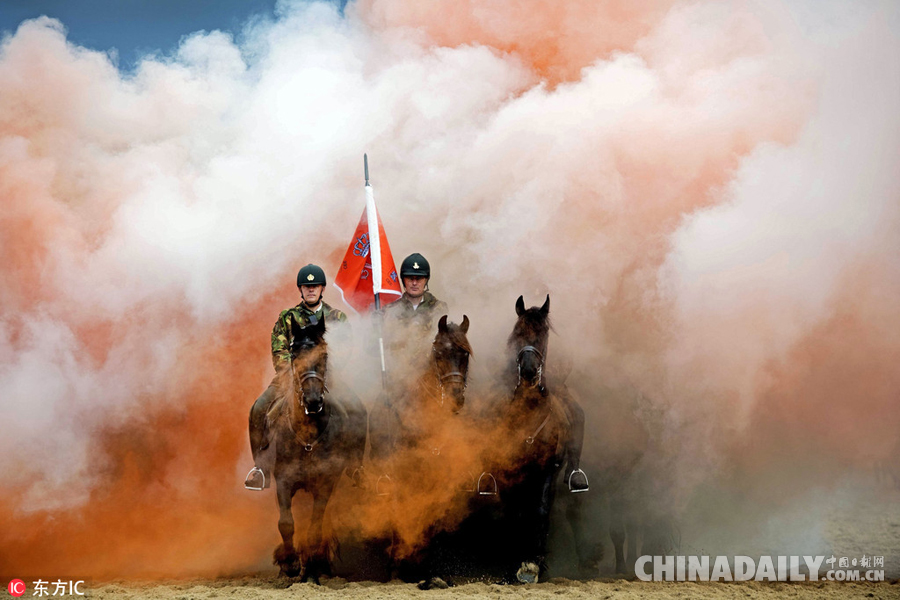 荷兰骑兵烟雾中进行议会开幕仪式彩排