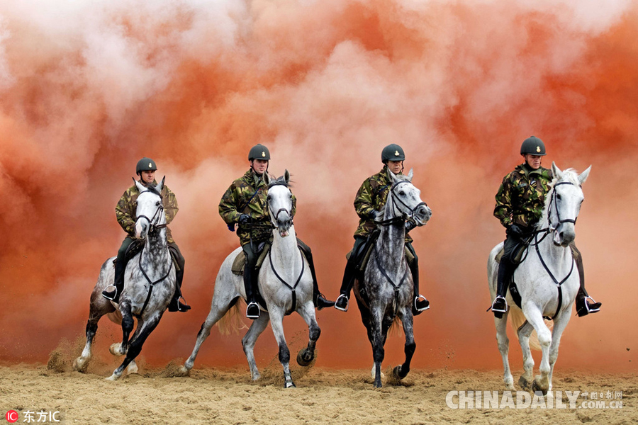 荷兰骑兵烟雾中进行议会开幕仪式彩排