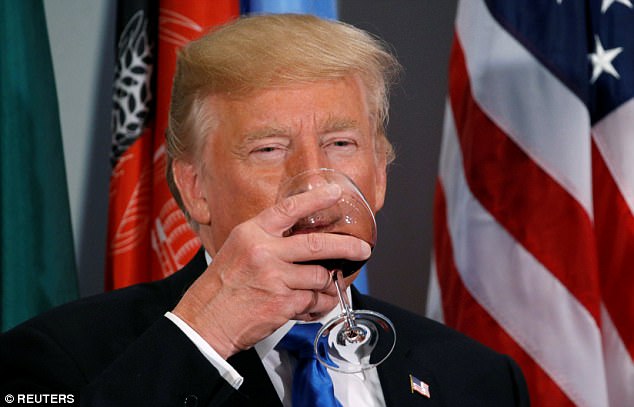 从不喝酒的特朗普在联合国“破戒”？猜猜酒杯里的液体到底是啥