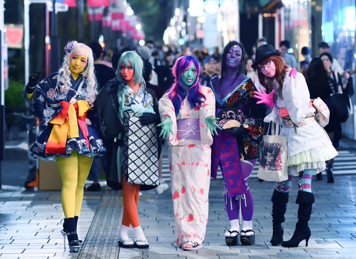 日本“异色肌”正流行 女孩将皮肤涂成彩虹色