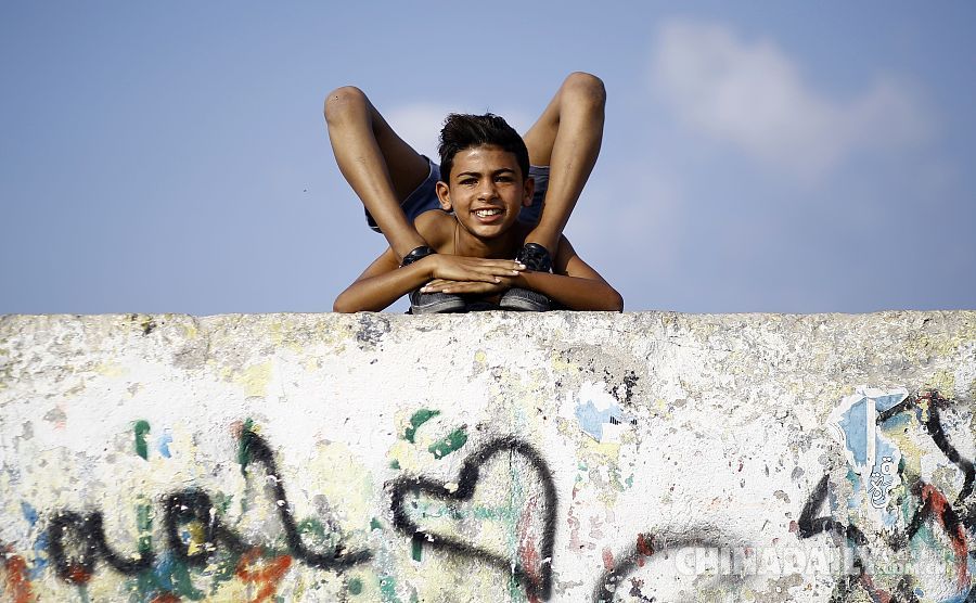 巴勒斯坦少年练习另类跑酷 欲破“20米翻滚”世界纪录