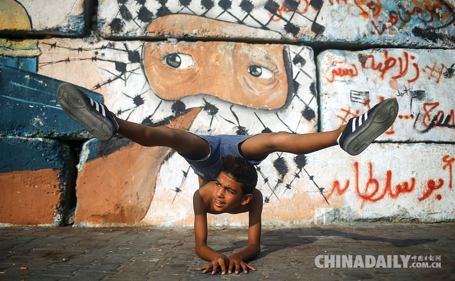 巴勒斯坦少年练习另类跑酷 欲破“20米翻滚”世界纪录