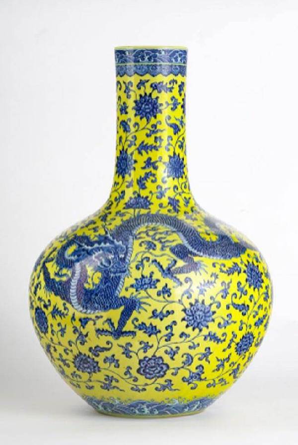 这个中国花瓶估价不到4000元 买家出价翻万倍拍走