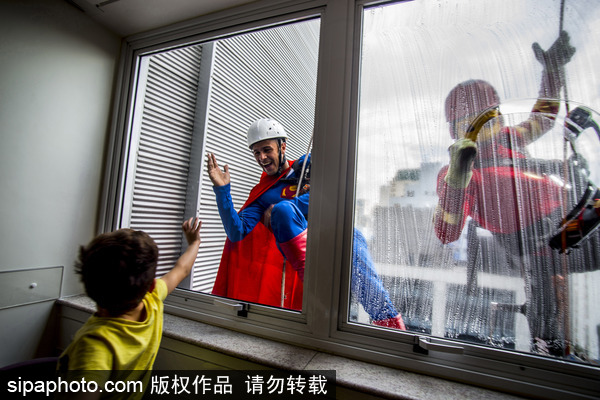 巴西迎儿童节 清洁工假扮超级英雄看望小患者