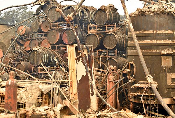 加州山火肆虐烧毁多家酒厂 遍地废墟葡萄酒流成河