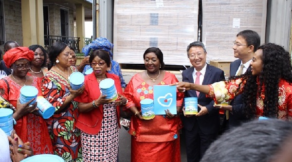 中国企业向塞拉利昂儿童送健康