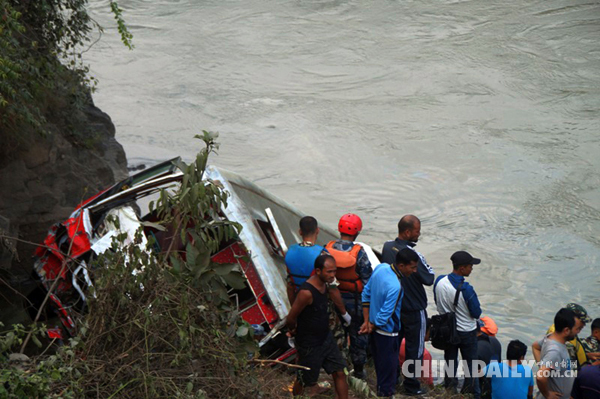 尼泊尔一长途客车坠河 至少31人死亡