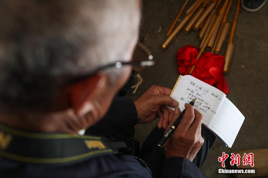 不到现场不写稿的“草鞋记者”