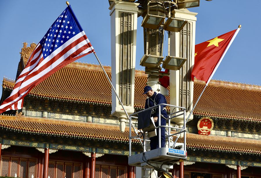北京长安街华灯挂起中美两国国旗