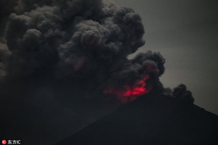 巴厘岛阿贡火山持续喷发 当地国际机场将继续关闭