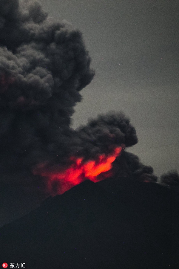 巴厘岛阿贡火山持续喷发 当地国际机场将继续关闭