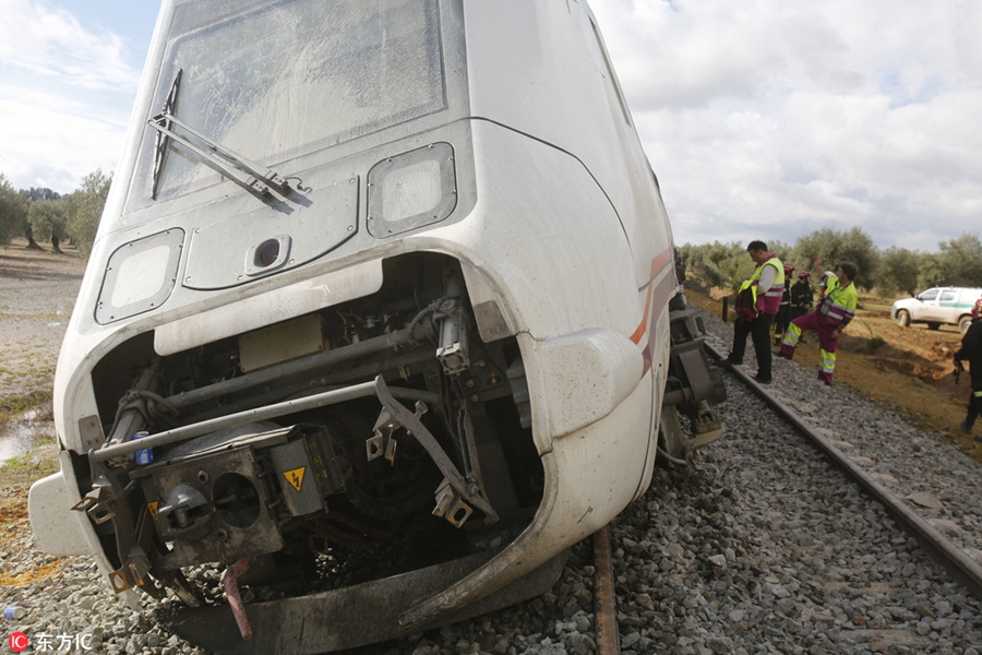 西班牙南部一列车发生脱轨 致27人受伤