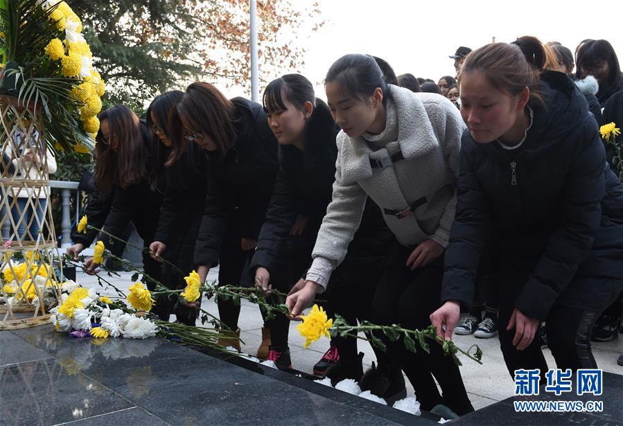 南京：市民学生在草鞋峡祭奠大屠杀遇难同胞