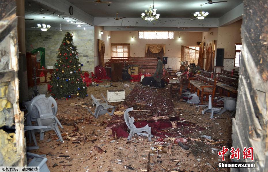 巴基斯坦一教堂遭袭击致多人死伤 现场一片狼藉